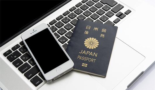 パスポートとスマートフォン