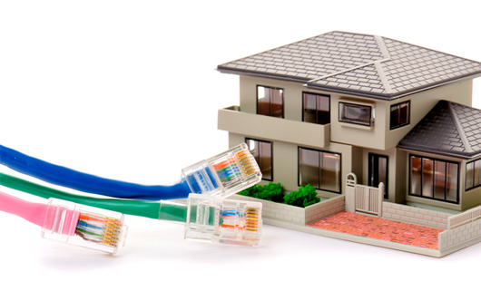 家の模型とLANケーブル