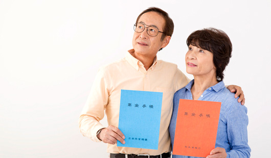 年金手帳を持つ熟年夫婦