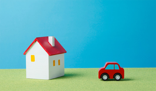 車のプラモデルとおもちゃの家